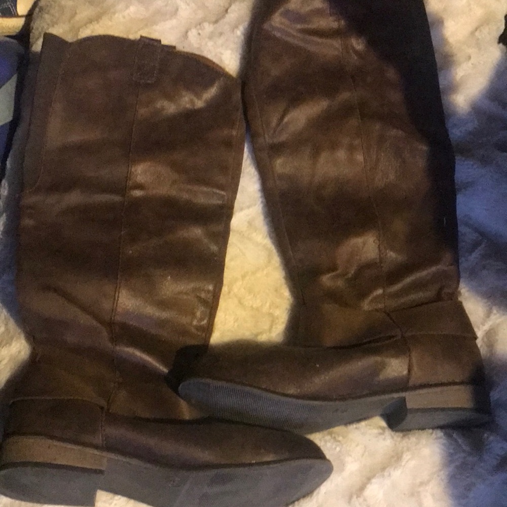 Shoes - Picture 2 of 9